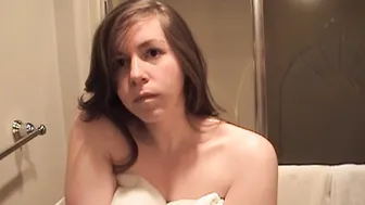 Wütend Stiefschwester gibt ihrem Stiebruder einen Handjob