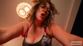 SashaCurves - A Giantess Among Us