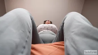 SashaCurves - Stuck To Giantess Step-Mom's Socks